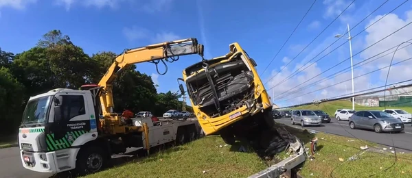 Ônibus bateu em poste após motorista perder o controle por Reprodução