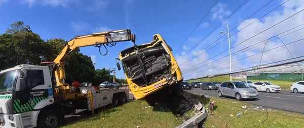 Ônibus bateu em poste após motorista perder o controle por Reprodução