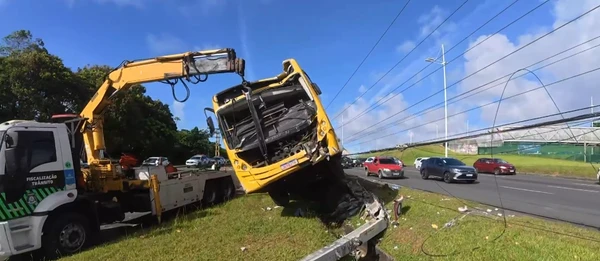 Ônibus bateu em poste após motorista perder o controle por Reprodução