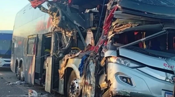 Ônibus e carreta bateram na região de Riachão das Neves