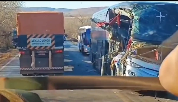 Ônibus e carreta bateram na região de Riachão das Neves por Reprodução