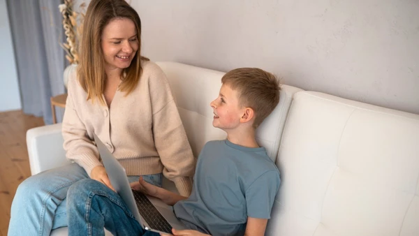 Pesquisadores descobriram que um breve diálogo pode fazer crianças se sentirem mais amadas por Freepik