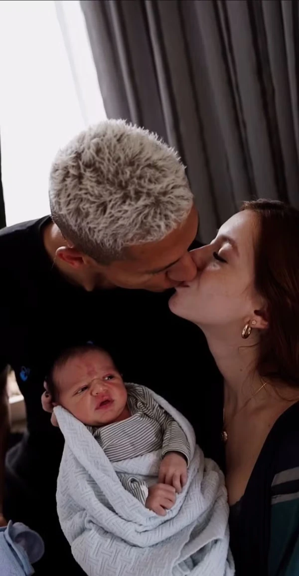 Richarlison, Amanda e o filho por Reprodução