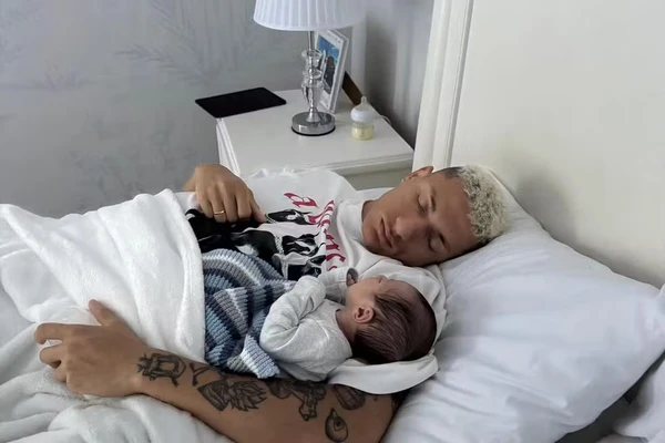 Richarlison e o filho por Reprodução