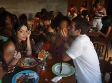 Imagem - Humberto Carrão dá beijão em atriz em confraternização de ‘Vale Tudo’