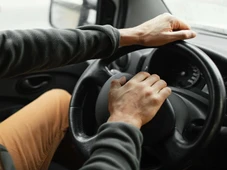 Imagem - Saiba como o simples ajuste na forma de segurar o volante pode evitar acidentes fatais