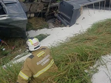 Imagem - Acidente acaba na morte de motorista após carreta tombar em estrada na Bahia