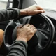 Imagem - Saiba como o simples ajuste na forma de segurar o volante pode evitar acidentes fatais