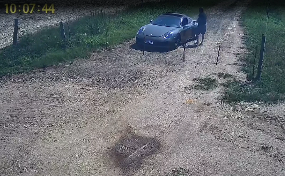 Câmeras de segurança flagraram apenas um homem no local em que o carro foi abandonado por Reprodução