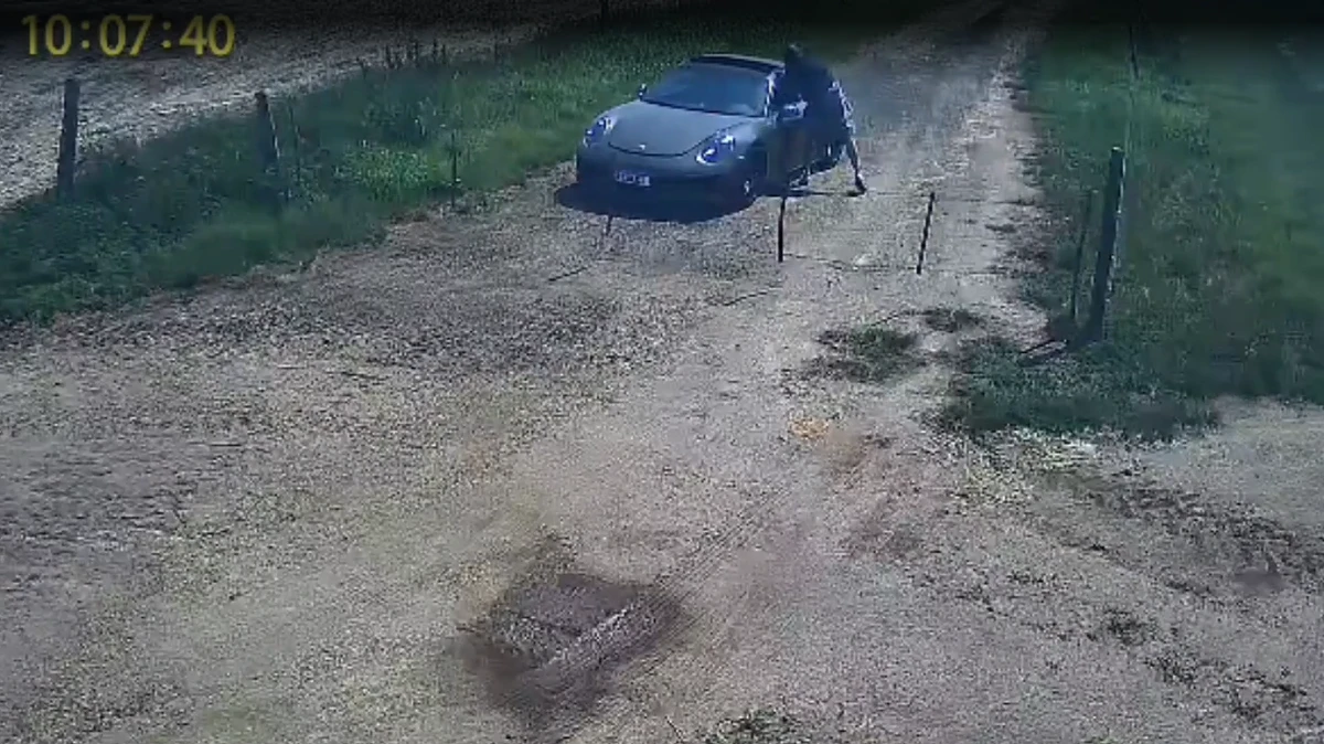 O homem atira uma substância no carro por Reprodução