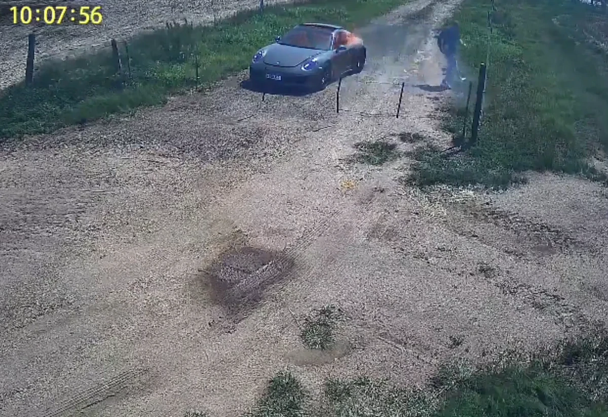 Ele sai de perto do carro ainda envolto em fumaça por Reprodução