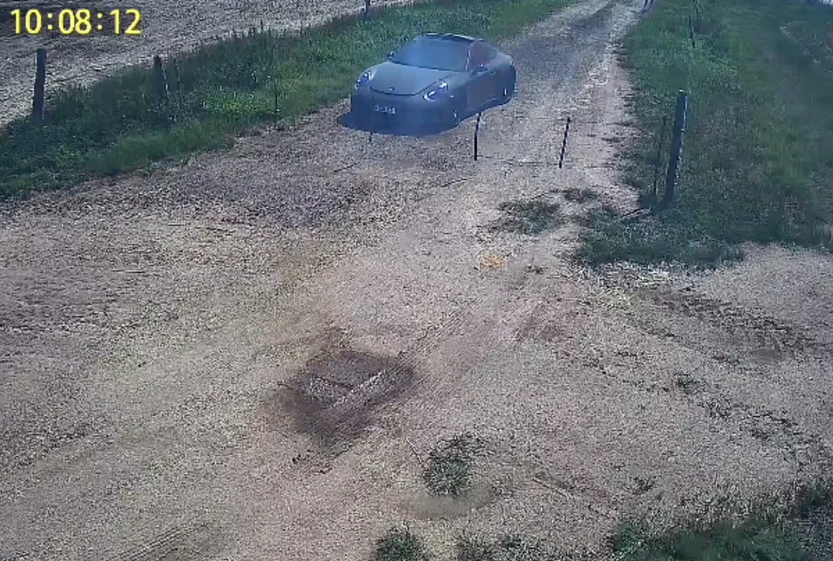 E o carro é abandonado em chamas por Reprodução