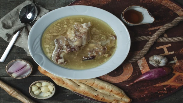 De cura intestinal a pele firme, o bone broth é nutritivo, mas não um substituto para tratamentos, dizem médicos