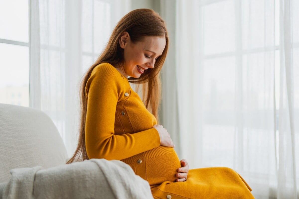 A busca por estabilidade emocional e financeira tem levado muitas mulheres a adiarem a gravidez (Imagem: Julia Zavalishina | Shutterstock) 