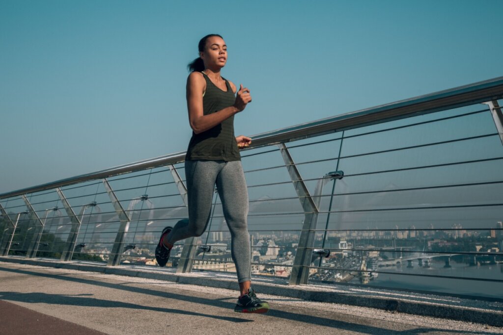A prática regular de exercícios pode ajudar a prevenir a gordura no fígado (Imagem: AndriyShevchuk | Shutterstock)