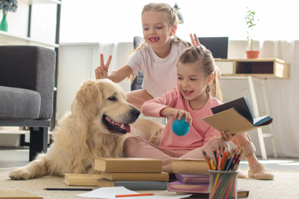 O carinho pelo animal de estimação pode ser motivado pelos pais das crianças (Imagem: LightField Studios | Shutterstock)