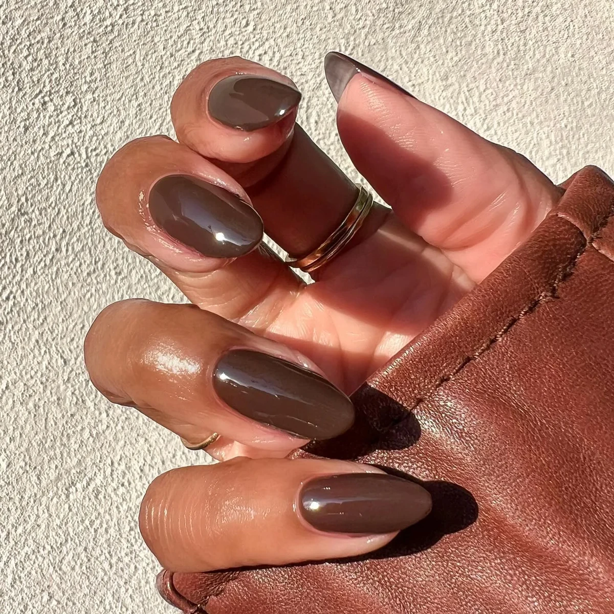 Esmalte marrom chocolate por Reprodução/Instagram @themaniclub