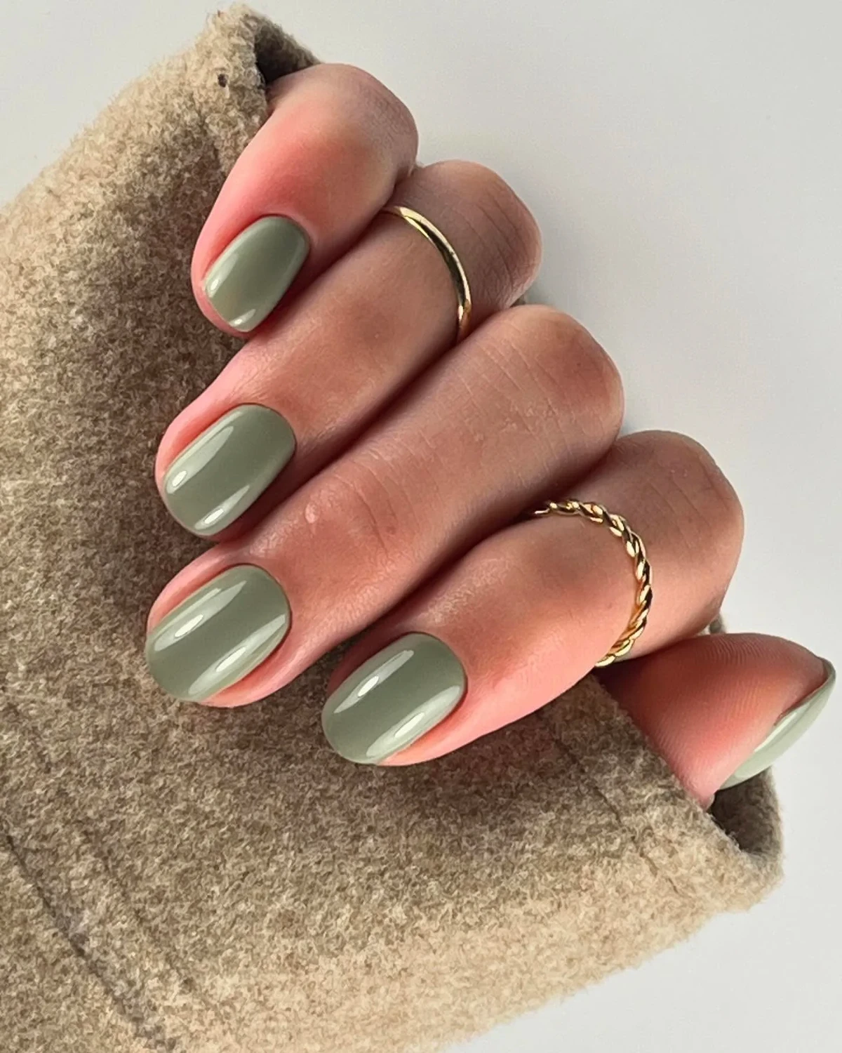 Esmalte verde sálvia por Reprodução/Instagram @lena.onglerieaix