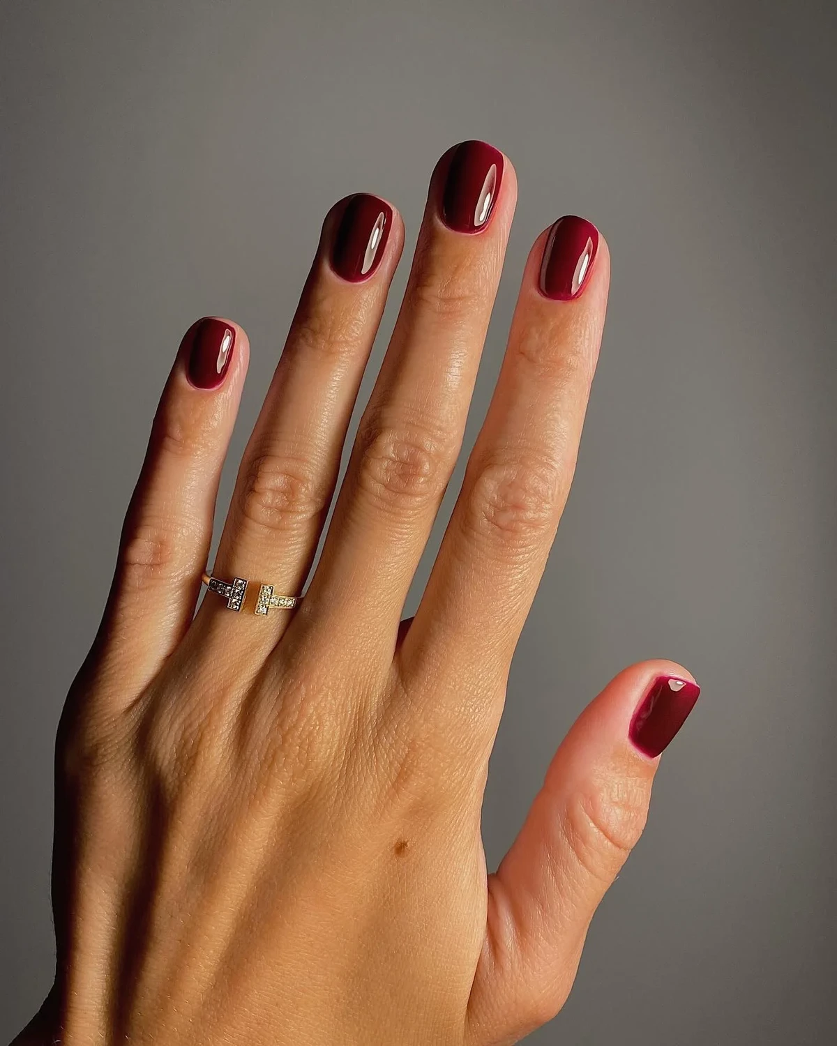 Esmalte vinho intenso (burgundy) por Reprodução/Instagram @matejanova 