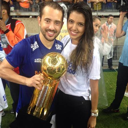 Everton Ribeiro com a eposa Marília Nery por Reprodução