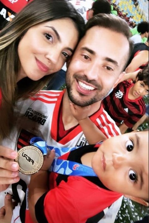 Everton Ribeiro com a eposa Marília Nery por Reprodução