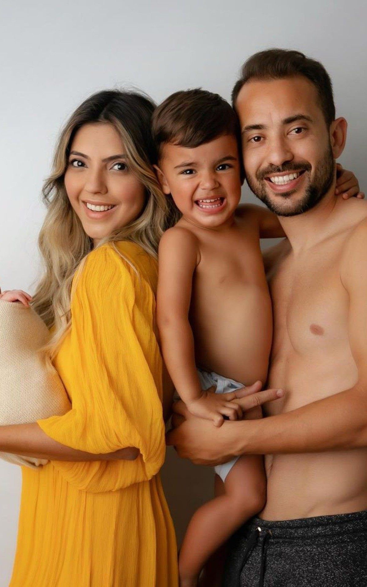 Everton Ribeiro com a esposa Marília Nery e o filho por Reprodução