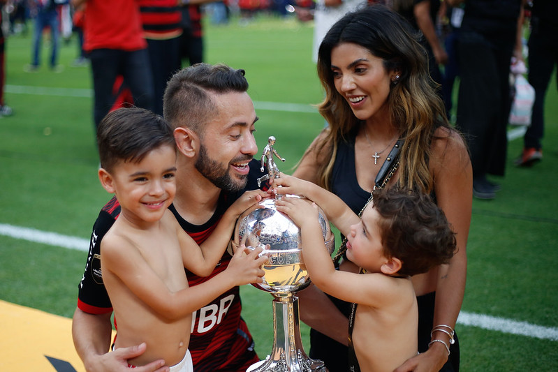 Everton Ribeiro com a eposa Marília Nery por Reprodução