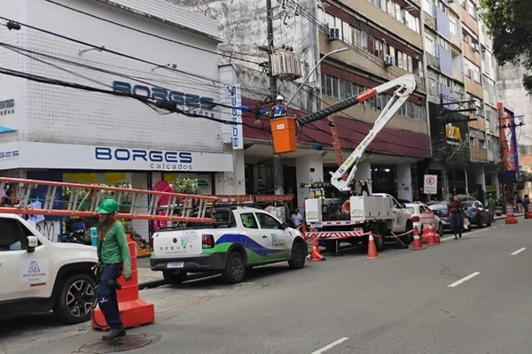 Gatonet: cerca de 500 quilos de cabos irregulares são removidos da Avenida Sete 