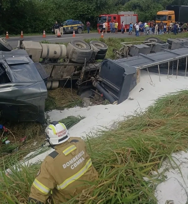 Motorista morreu após carreta tombar em São Sebastião do Passé