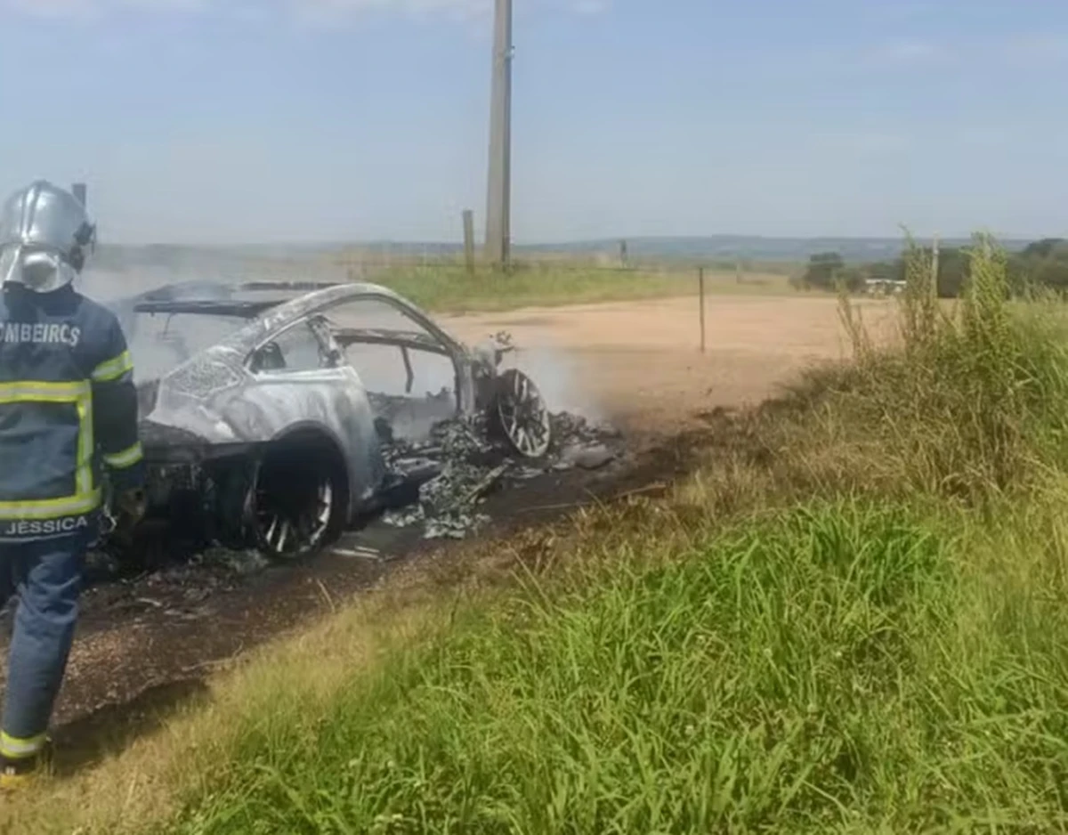 Porsche ficou completamente destruído