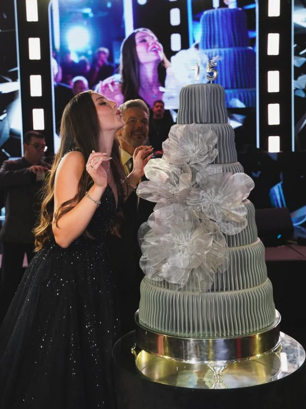 Aniversário de 15 anos de Olivia Costa por Reprodução | Instagram