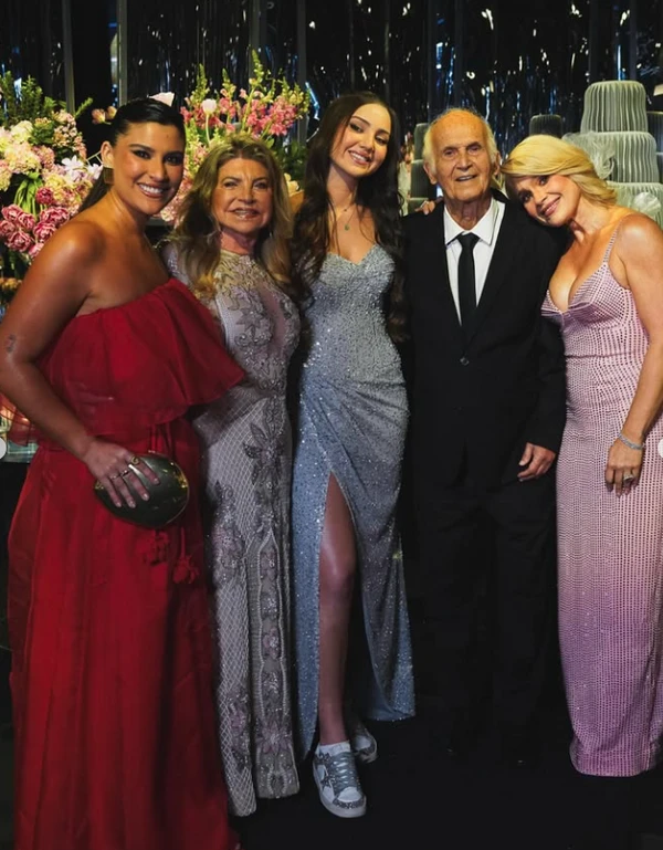 Aniversário de 15 anos de Olivia Costa por Reprodução | Instagram