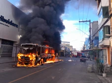 Imagem - Ônibus com passageiros sofre pane e pega fogo no bairro do Uruguai