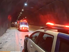 Imagem - Viatura capota durante perseguição e PM fica preso às ferragens em Salvador
