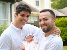Imagem - Lucas Rangel e Lucas Bley mostram rostinho da filha Mia pela 1° vez: 'Maior presente'