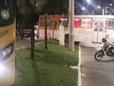 Imagem - Motoristas são retirados de ônibus em protesto contra criança de 9 anos baleada no Vale das Pedrinhas