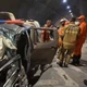 Imagem - Viatura capota durante perseguição e PM fica preso às ferragens em Salvador