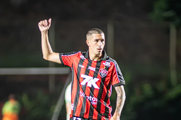 Aitor Cantalapiedra é único reforço da segunda janela que vem jogando bem