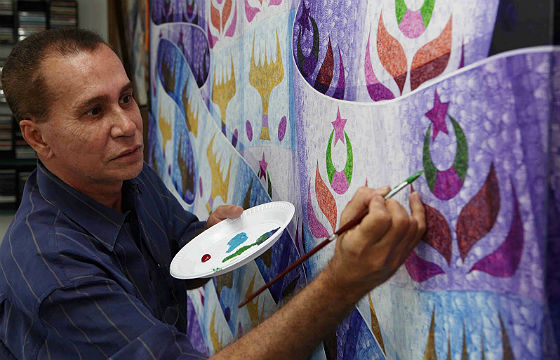 César Romero pintando por Divulgação