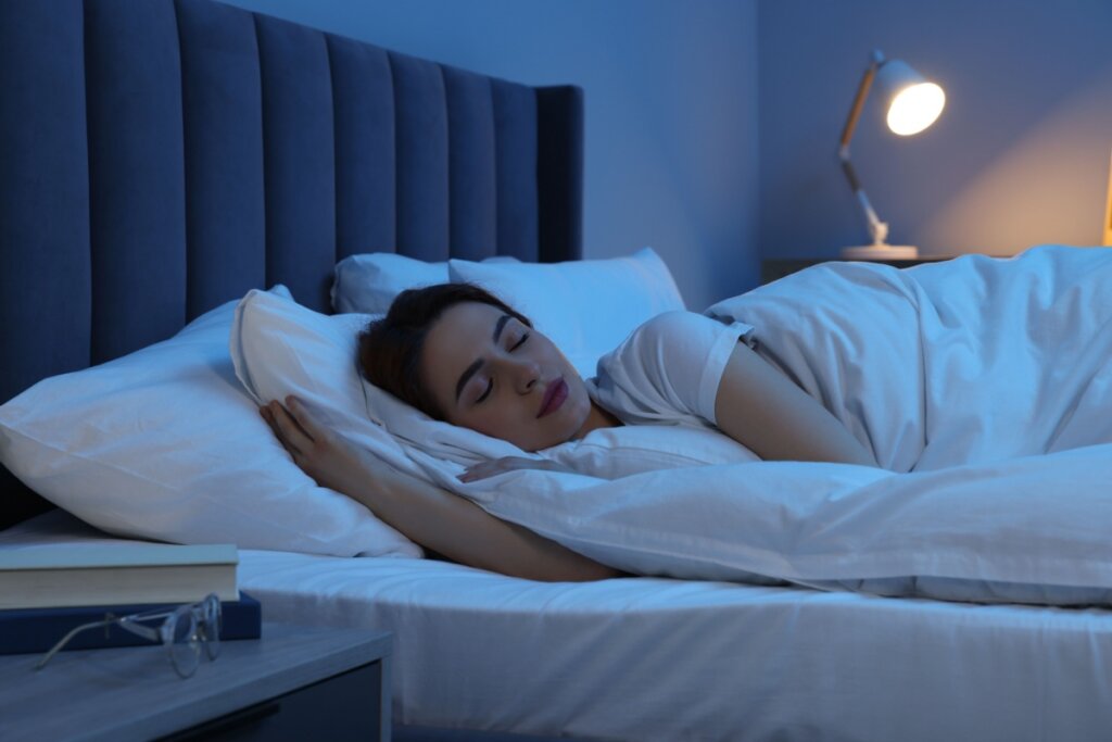 Dormir bem ajuda a consolidar memórias e a reparar circuitos neuronais (Imagem: New Africa | Shutterstock)