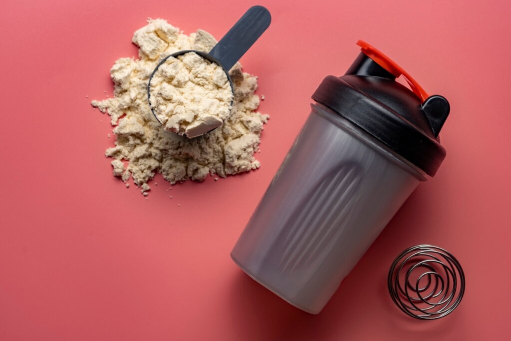 Os suplementos ajudam a suprir as necessidades nutricionais durante o treino de musculação (Imagem: Tenzen | Shutterstock)