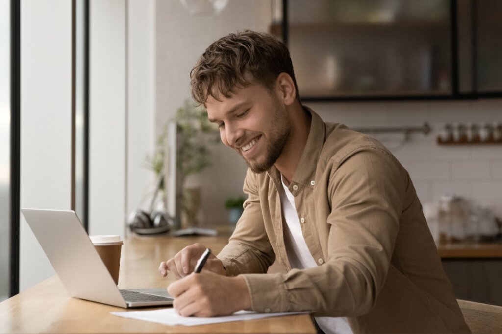 Saúde mental é um tema que pode ser abordado no Enem 2025 (Imagem: fizkes | Shutterstock)