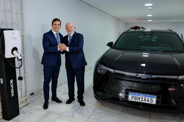 Fabio Rua, da GM, fez a entrega do Blazer EV ao presidente Lula por Divulgação