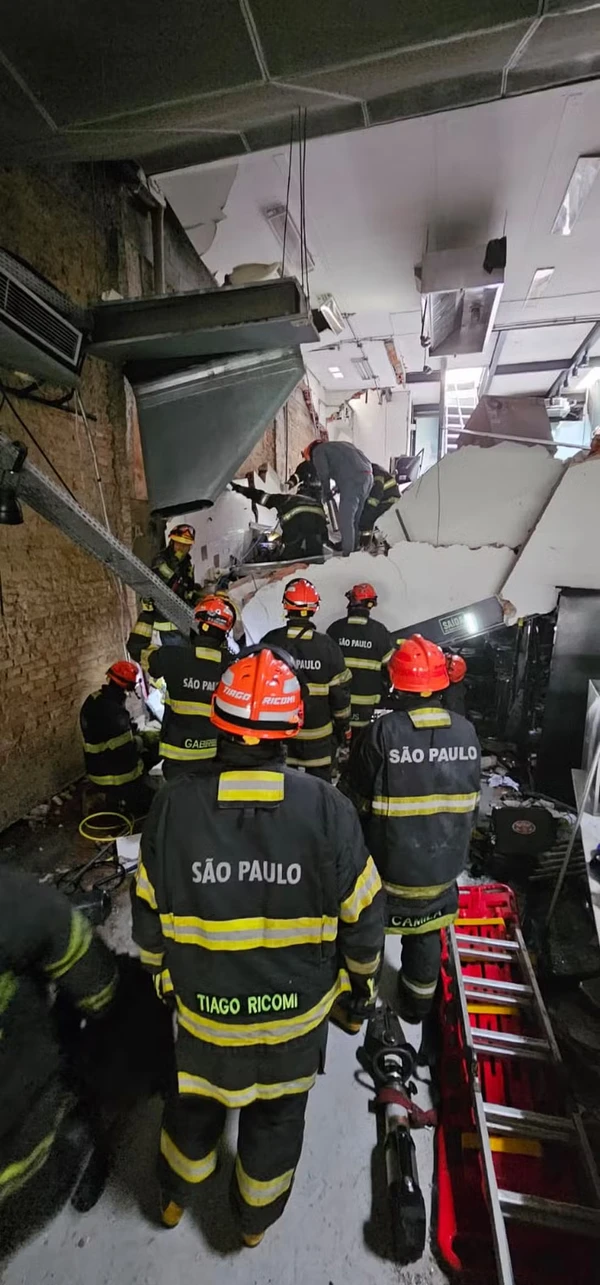Resgate das vítimas do desabamento do restaurante Jamile, em São Paulo por Divulgação/Corpo de Bombeiros