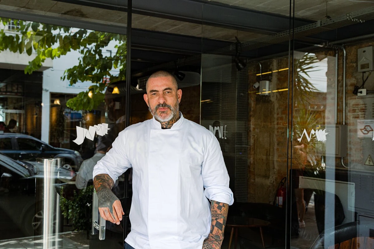 O menu do restaurante é assinado pelo chef Henrique Fogaça por Reprodução