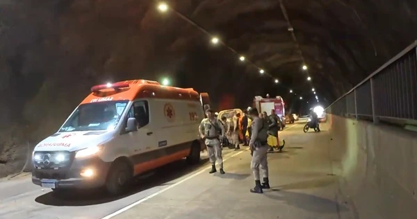 PM ficou preso às ferragens depois do acidente por Reprodução