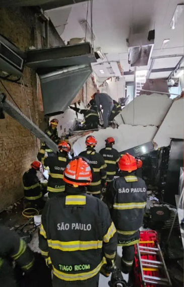 Resgate das vítimas do desabamento do restaurante Jamile, em São Paulo por Divulgação/CBM/SP