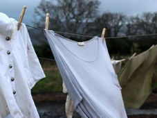 Imagem - Aprenda truque incrível para secar roupas no frio que funciona da noite para o dia