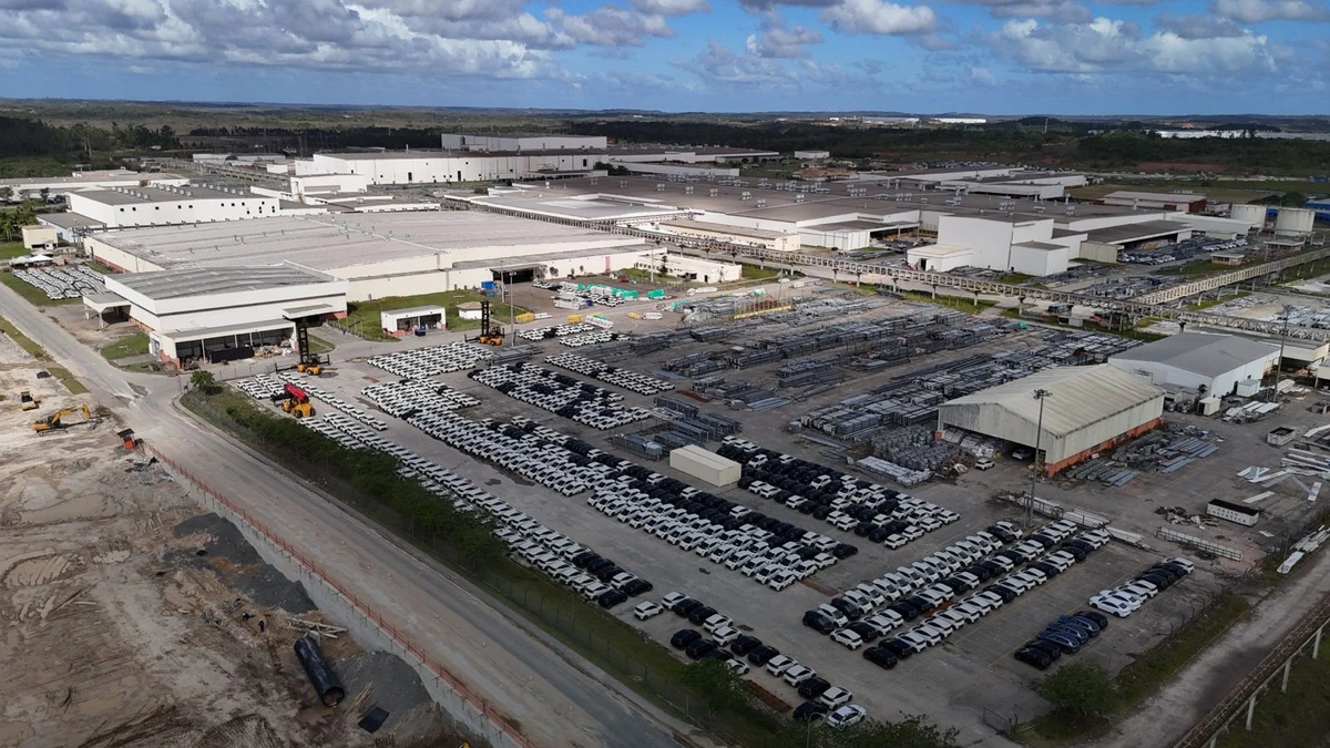A linha de montagem da fábrica que a BYD construiu em Camaçari ainda está operando em regime de SKD, onde as grandes partes dos veículos já chegam prontas por Joá Souza/GOVBA/Divulgação