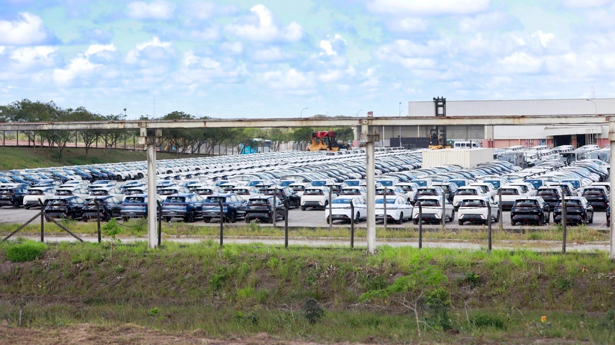 A linha de montagem da fábrica que a BYD construiu em Camaçari ainda está operando em regime de SKD, onde as grandes partes dos veículos já chegam prontas por Joá Souza/GOVBA/Divulgação